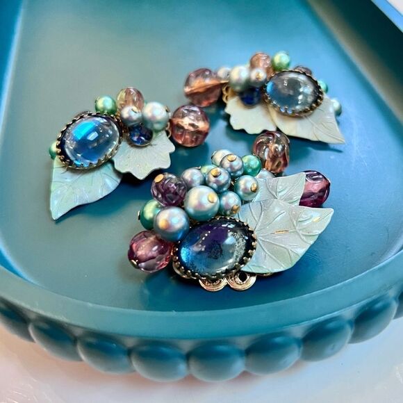 Unique Large 1950s / 1960s Maximalist Multicolor Cluster Leaf Earrings & Brooch - Picture 2 of 3